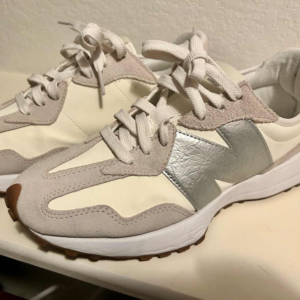 NEW BALANCE 327 9.5 women’s sneakers!